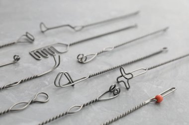 Mermer masada farklı logopedik sondalar var. Konuşma terapisti aletleri.