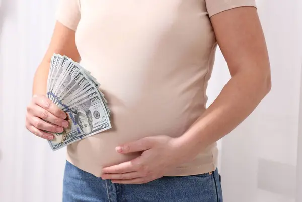 Madre Surrogata Donna Incinta Con Banconote Dollari All Interno Primo — Foto Stock