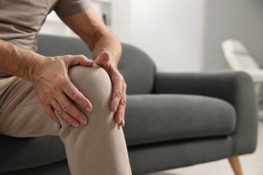 Artrit belirtileri. Diz ağrısı çeken bir adam, yakın plan.