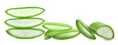 aloe vera yaprağı üzerinde beyaz izole kesmek