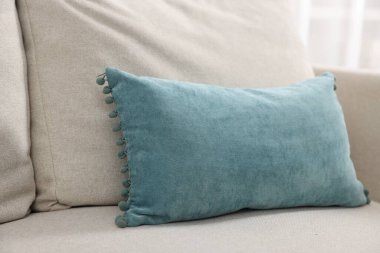 Odadaki bej koltukta yumuşak yastıklar