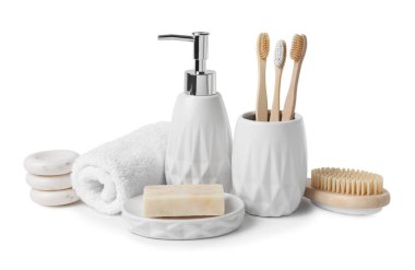 Banyo aksesuarları. Beyaza izole edilmiş farklı kişisel bakım ürünleri.