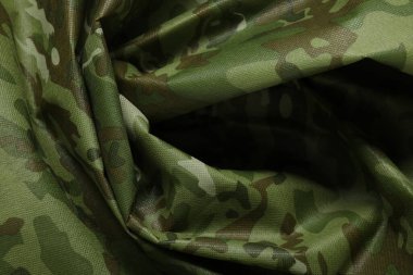 Arkaplan olarak buruşuk kamuflaj kumaşı dokusu, üst görünüm