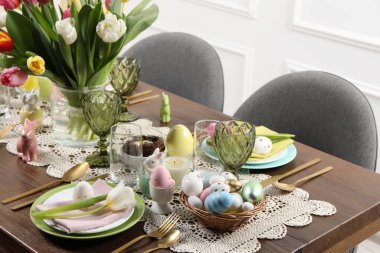 Güzel çiçekli şenlik masası. Paskalya kutlaması