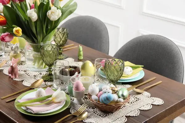 Güzel Çiçekli Şenlik Masası Paskalya Kutlaması — Stok fotoğraf