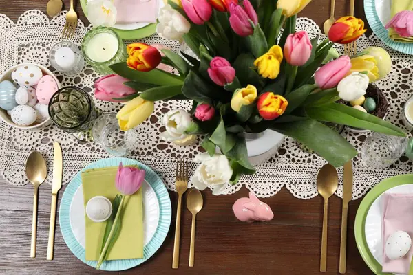 Güzel Çiçekli Düz Yataklı Şenlik Masası Paskalya Kutlaması — Stok fotoğraf