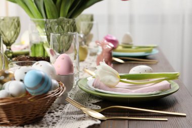 Boyalı yumurtalarla şenlik masası. Paskalya kutlaması
