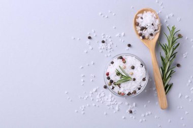 Biberli tuzu kasede, kaşığı ve biberiyesi açık masada, düz yerde. Metin için boşluk