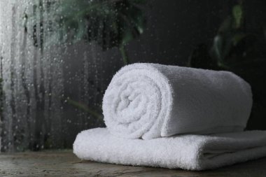 Banyodaki masada beyaz havlu, mesaj için yer var.