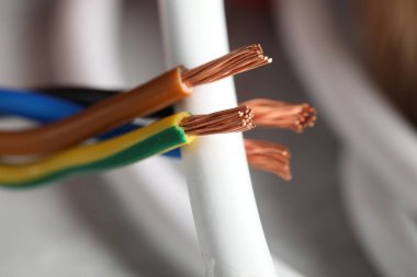 Bulanık arkaplanda renkli elektrik kablosu, yakın plan