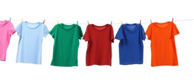 Çamaşır ipinde kurumuş renkli tişörtler beyazda izole edilmiş.