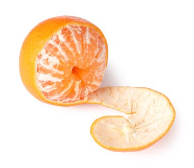 Taze, olgun bir mandalina beyazda izole edilmiş.