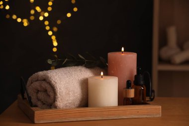 Bulanık ışıklara karşı farklı spa ürünleriyle güzel bir kompozisyon