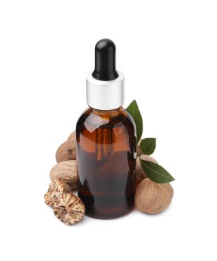 Nutmeg temel yağı, fındık ve yaprakları beyazın üzerinde izole edilmiş.
