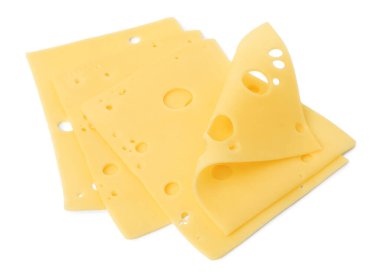 Lezzetli taze peynir dilimleri beyaz üzerine izole edilmiş.