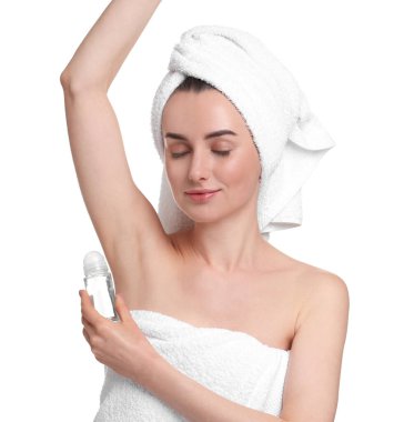 Güzel bir kadın beyaz arka plana deodorant sürüyor.