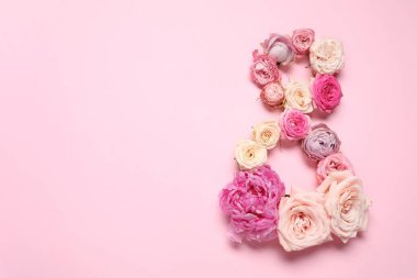 8 Mart 'ta pembe arka planda güzel çiçeklerle yapılmış tebrik kartı tasarımı, üst manzara. Metin için boşluk