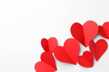 Kağıt kalpler beyaz arka planda, düz yatıyordu. Metin için boşluk