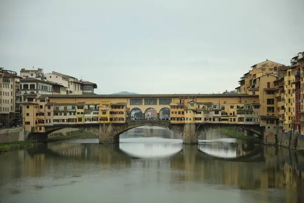 Firenze Olaszország 2024 Február Festői Kilátás Városra Gyönyörű Épületekkel Folyóval — Stock Fotó