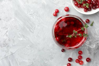 Gri masada kekik ve böğürtlenli lezzetli yabanmersini çayı. Metin için boşluk