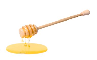 Beyaz arka planda doğal bal damlıyor.
