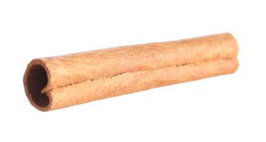 Beyaz üzerine izole edilmiş bir aromatik tarçın çubuğu.