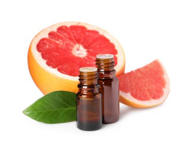 Beyaz üzerine izole edilmiş greyfurt, yaprak ve taze meyve şişeleri.