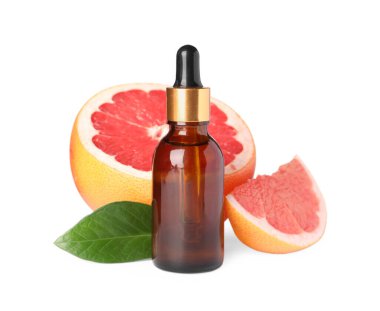 Beyaz üzerine izole edilmiş bir şişe greyfurt yağı, yaprak ve taze meyve.