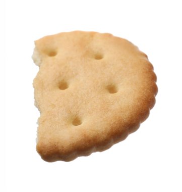 Lezzetli kraker parçası beyazda izole edilmiş.