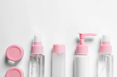 Beyaz arka planda kozmetik seyahat seti, düz yatış. Metin için boşluk