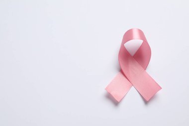 Beyaz arkaplanda pembe kurdele, metin için üst görünüm ve boşluk. Göğüs kanseri farkındalığı