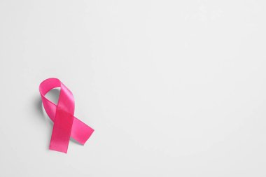Beyaz arkaplanda pembe kurdele, metin için üst görünüm ve boşluk. Göğüs kanseri farkındalığı
