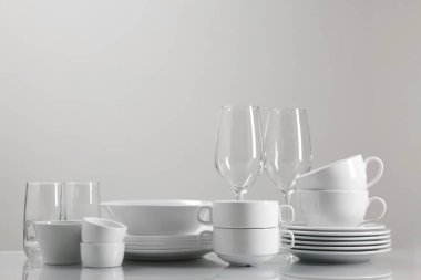 Masada bir sürü temiz bulaşık takımı ve bardak var. Metin için boşluk