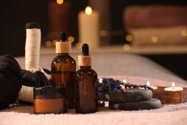 Yumuşak ışık yüzeyinde spa ürünleri ve mum yakma bileşimi