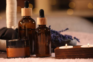Yumuşak ışık yüzeyinde spa ürünleri ve mum yakma bileşimi, yakın çekim