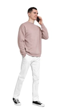 Beyaz arka planda telefonda konuşan yakışıklı genç adam.