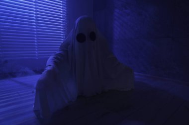 Ürkütücü hayalet. Pencerenin yanında, mavi ışıkla kaplanmış kadın.