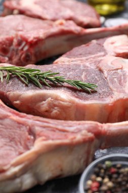 Taze çiğ et ve farklı baharatlar, yakın plan.