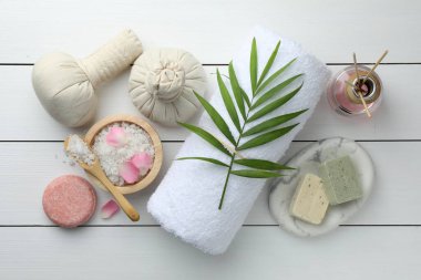 Beyaz ahşap masa üzerinde farklı spa ürünleri ile düz kompozisyon yatıyordu