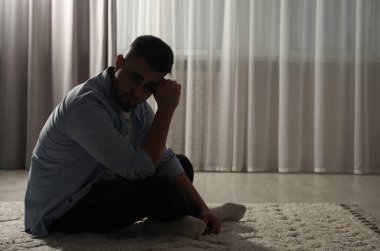 Üzgün adam pencerenin yanında oturuyor. Metin için boşluk