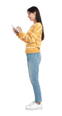 Beyaz arka plan üzerinde akıllı telefon kullanan mutlu kadın