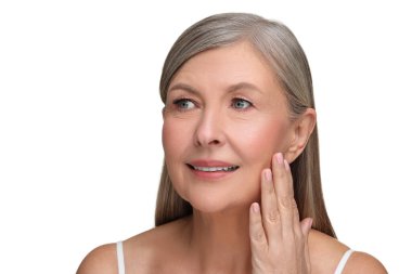 Beyaz arka planda sağlıklı cildi olan güzel, olgun bir kadın.