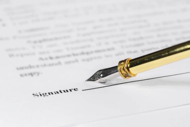 Noter belgesini dolma kalemle imzalıyorum, yakın plan. Metin için boşluk