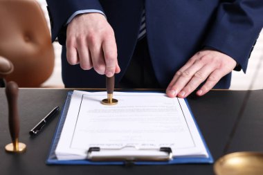 Ofisteki masada noter damgası belgesi, yakın plan