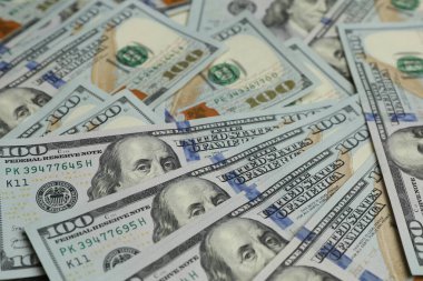 Para değişimi. Arka plan olarak dolar banknotları, yakın plan
