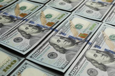 Para değişimi. Arka plan olarak dolar banknotları, yakın plan