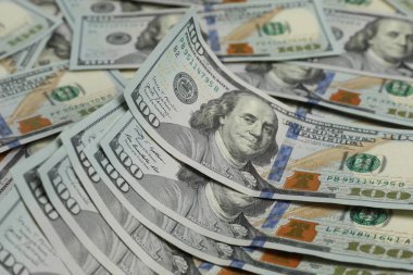 Para değişimi. Arka plan olarak dolar banknotları, yakın plan