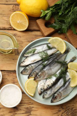 Taze çiğ lahanalar, limon ve dereotu ahşap masada, düz yatıyordu.