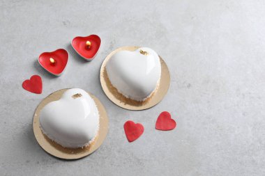 Sevgililer Günü. Lezzetli kalp şekilli kekler, mumlar ve konfeti ışık masasında, düz konfeti. Metin için boşluk