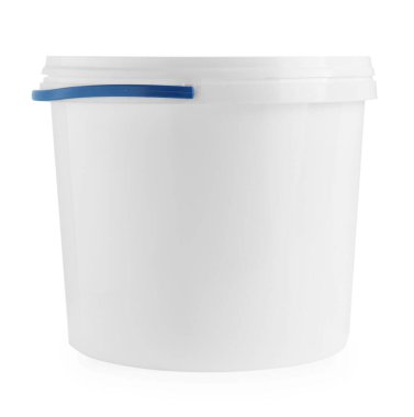Bir boş plastik kova beyaza izole edilmiş.